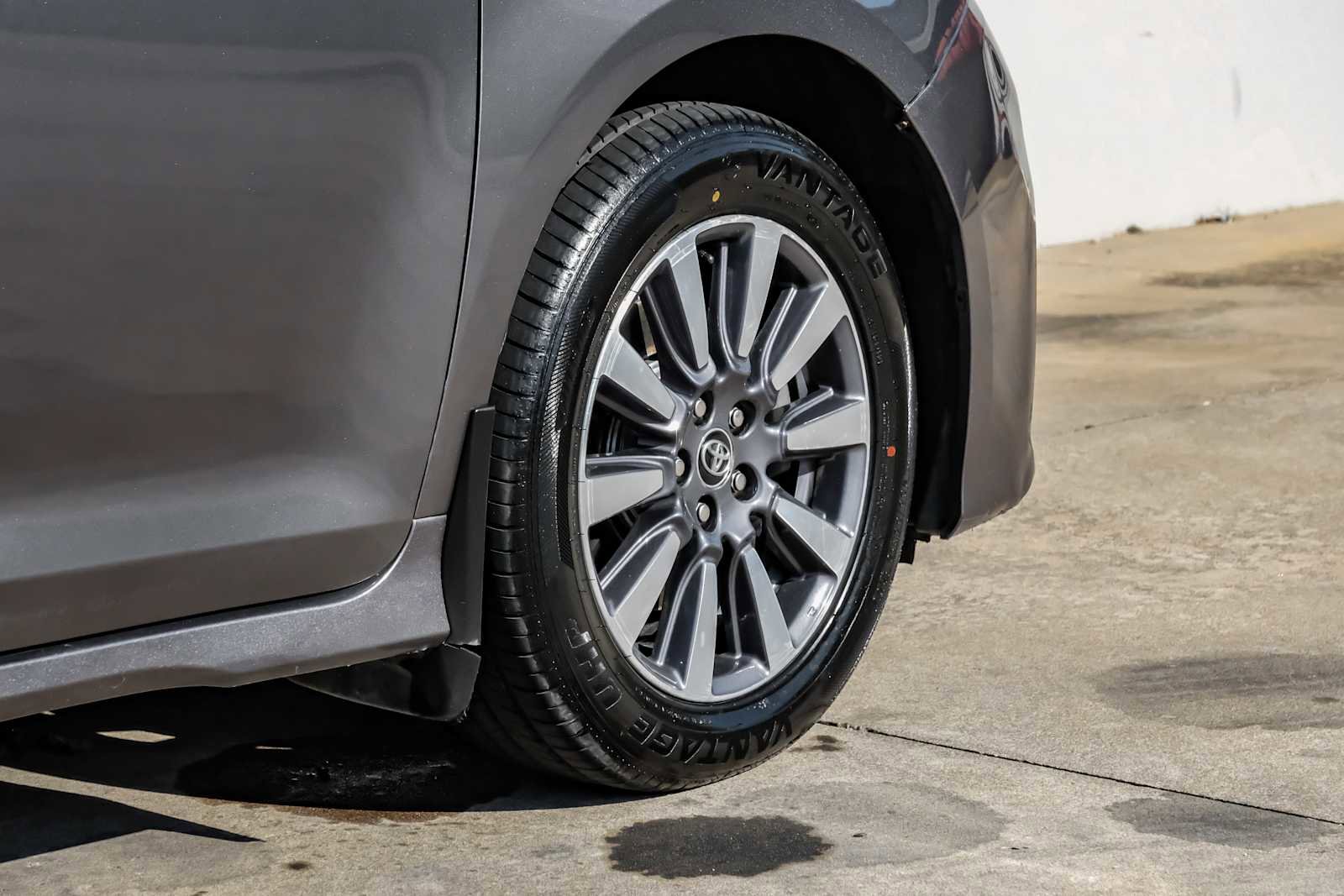 Used 2018 Toyota Sienna XLE image 57