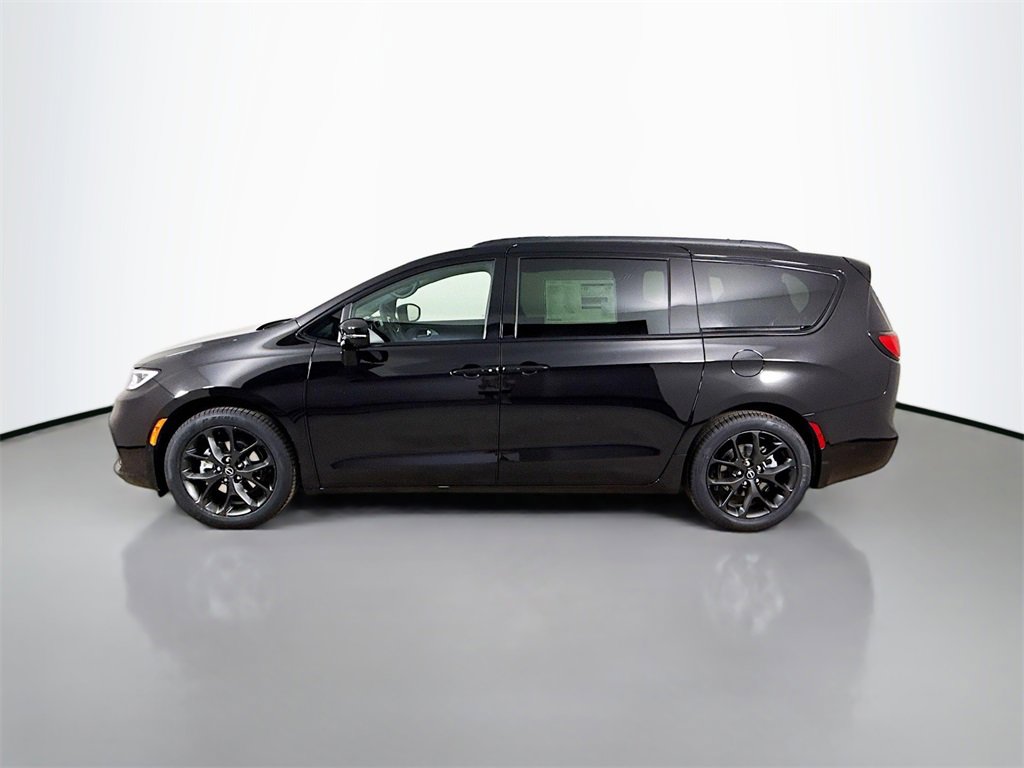 New 2026 Chrysler Pacifica Limited image 4