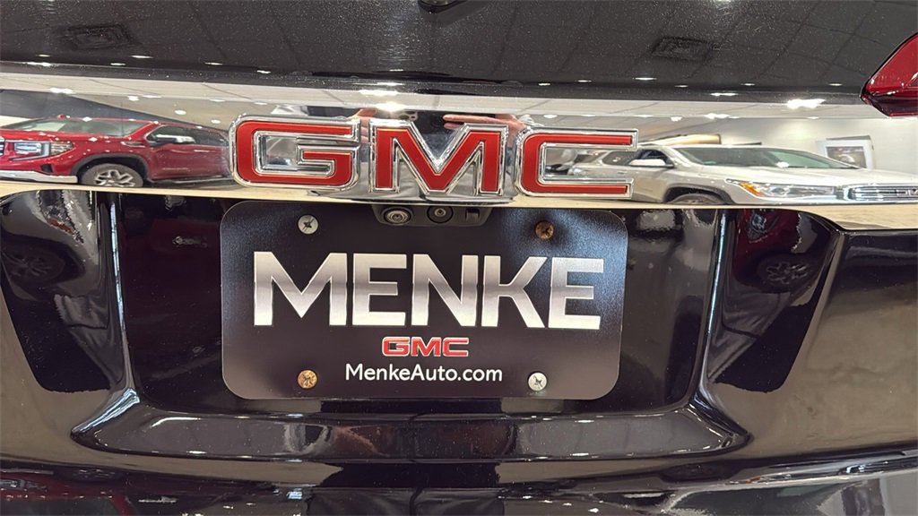 Used 2023 GMC Acadia Denali w/ Black Diamond Edition image 9