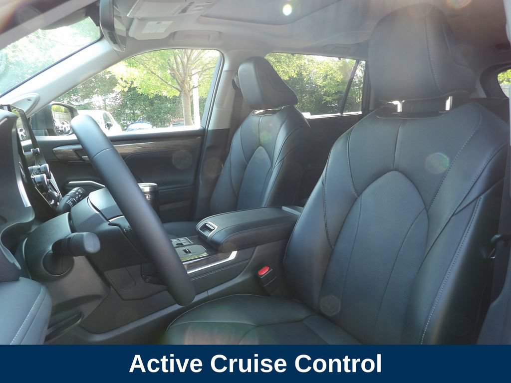 Used 2025 Toyota Highlander Limited AWD/4WD image 11