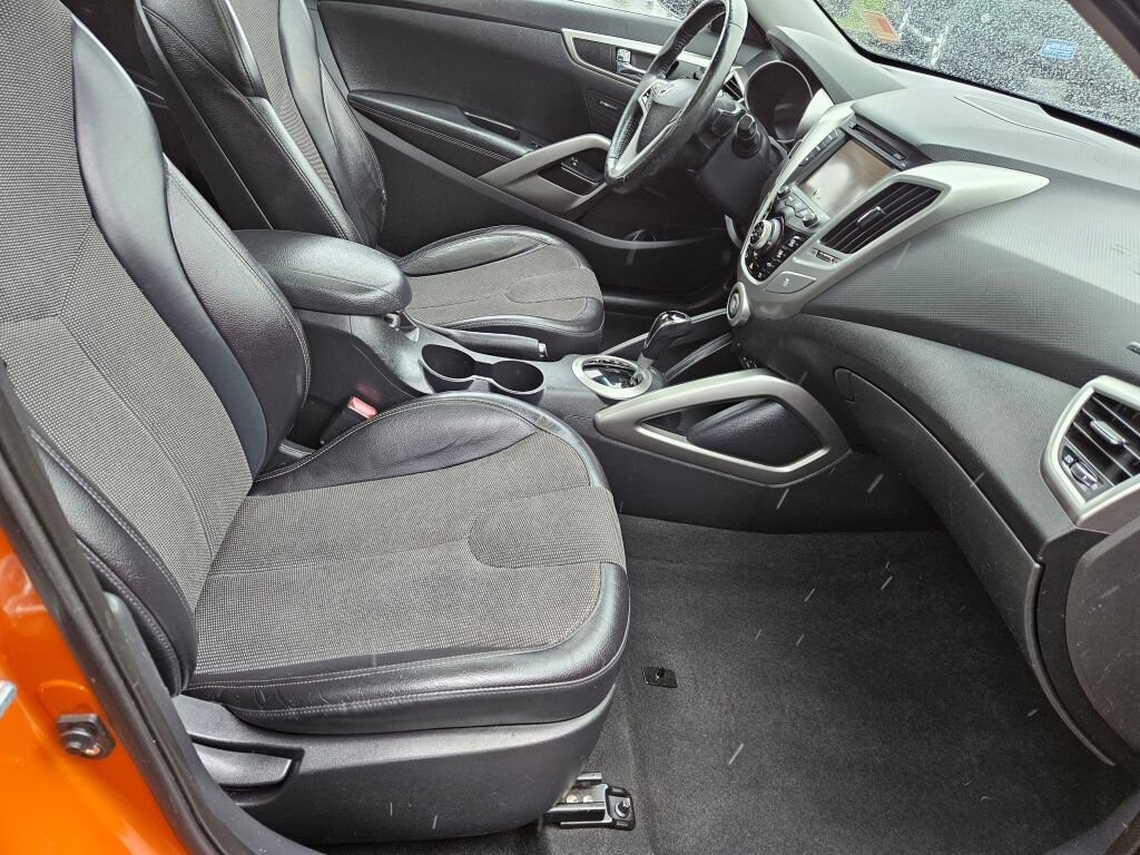 Used 2012 Hyundai Veloster w/ Style Pkg image 8