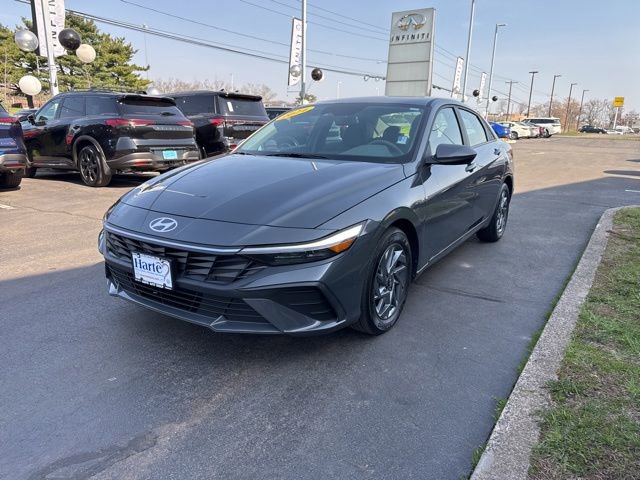 Used 2024 Hyundai Elantra SEL image 3
