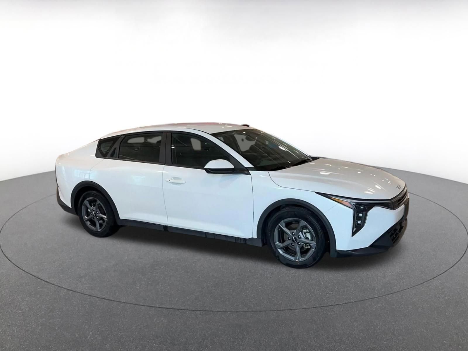 Used 2025 Kia K4 LXS image 2