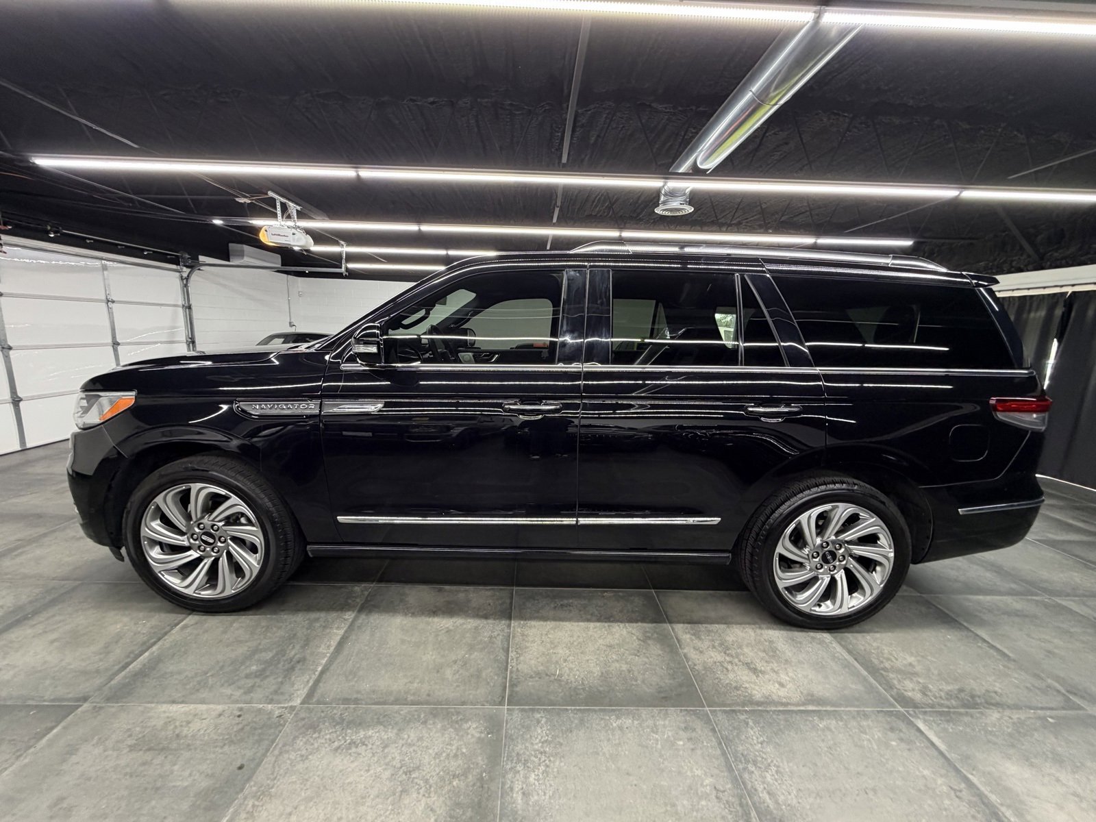 Used 2023 Lincoln Navigator Reserve image 3