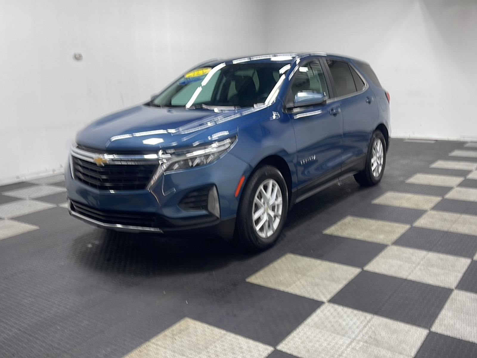 Used 2024 Chevrolet Equinox LT FWD image 1