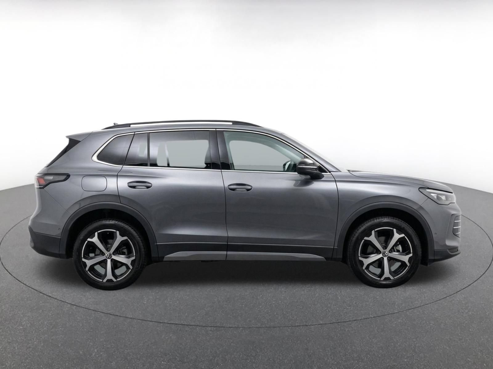 Used 2026 Volkswagen Tiguan SE AWD/4WD image 9