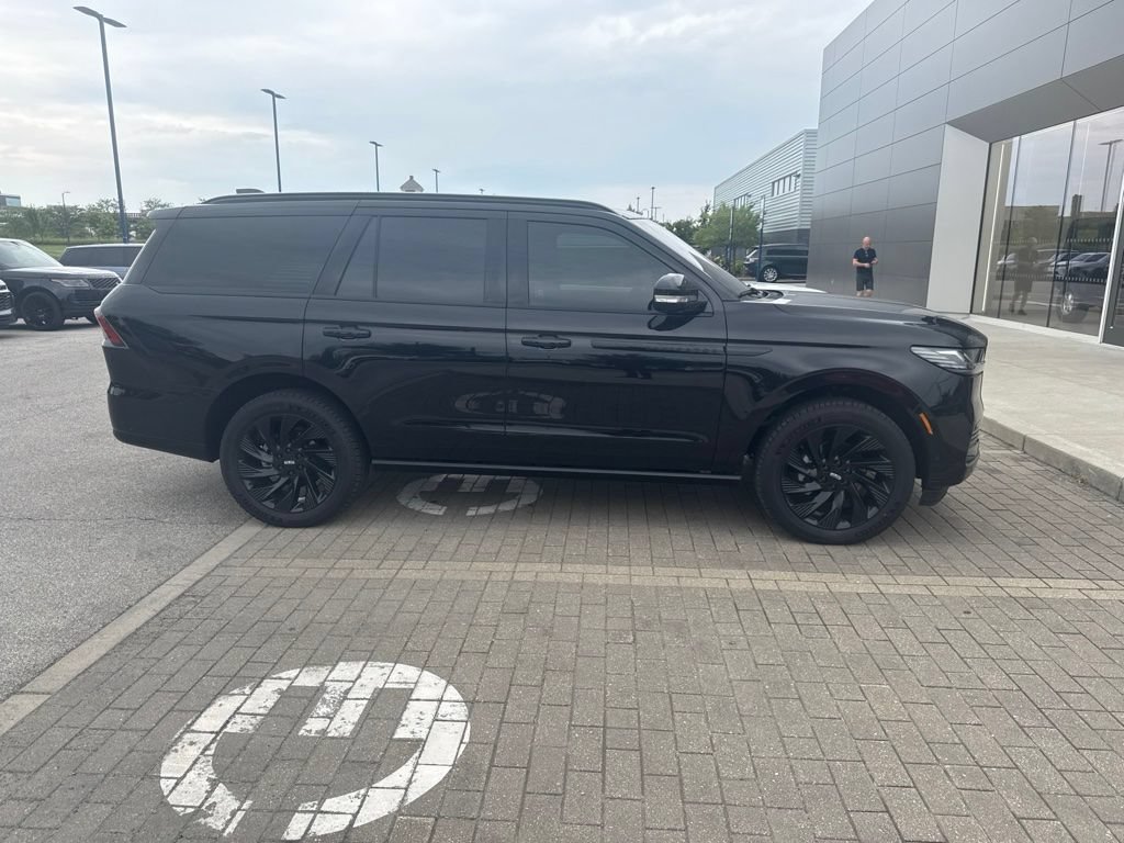 Used 2025 Lincoln Navigator Reserve w/ Jet Appearance Package AWD/4WD image 4