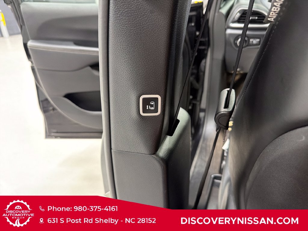 Used 2025 Chrysler Pacifica Limited FWD image 34