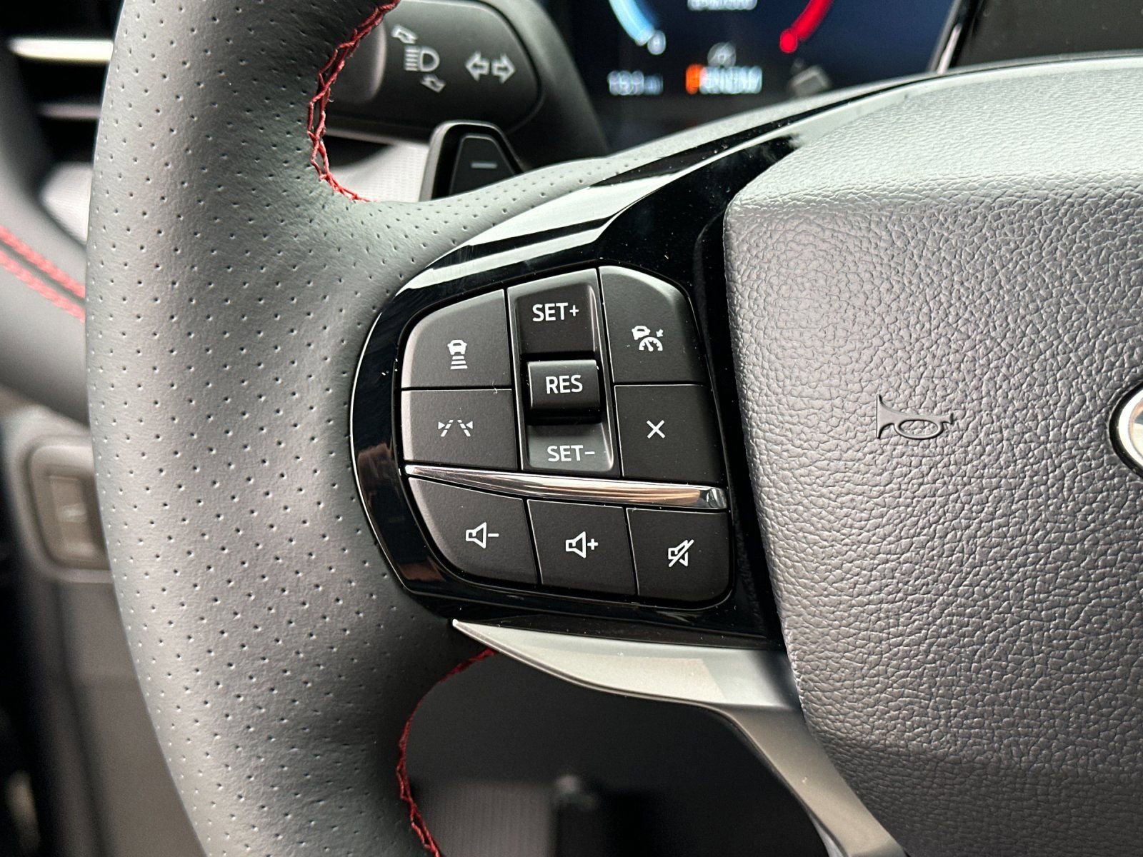 New 2025 Ford Explorer ST-Line w/ Premium Package RWD image 30