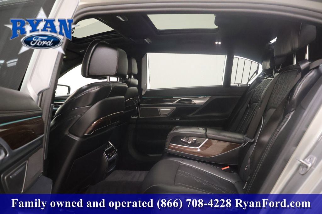 Used 2022 BMW 750i xDrive w/ Executive Package image 34
