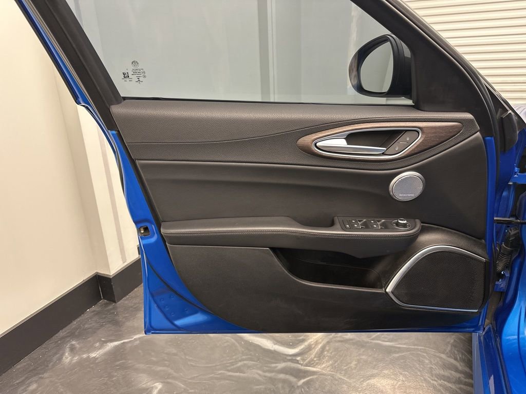 Used 2019 Alfa Romeo Giulia Ti w/ Nero Edizione image 16
