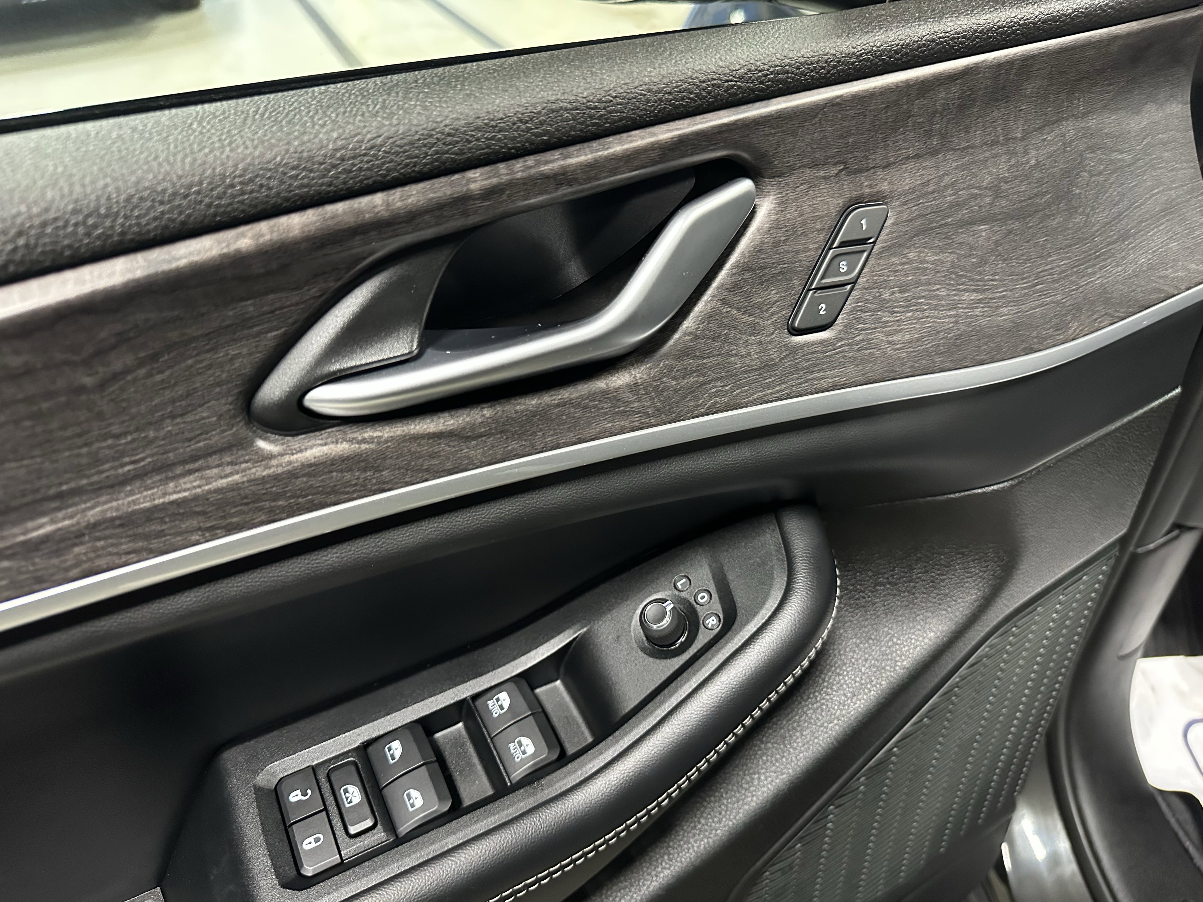 Used 2023 Jeep Grand Cherokee Limited image 16