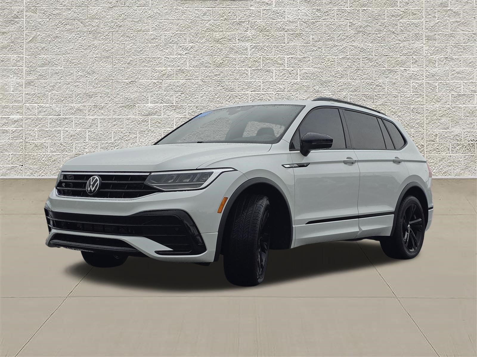 Certified 2023 Volkswagen Tiguan SE R-Line AWD/4WD image 3