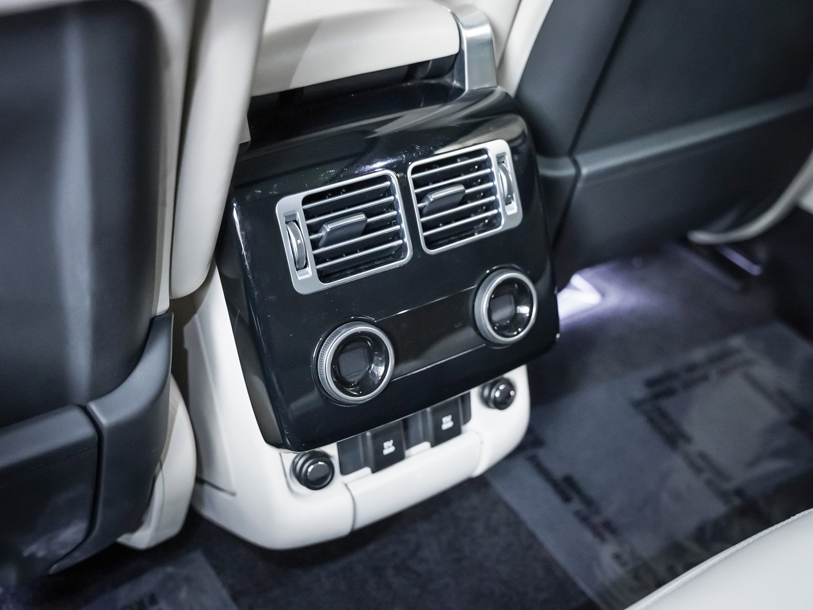 Used 2020 Land Rover Range Rover HSE image 22