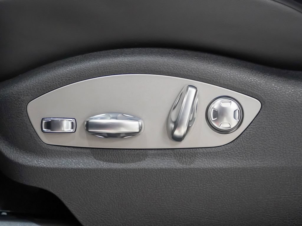 Certified 2026 Porsche Macan AWD/4WD image 16