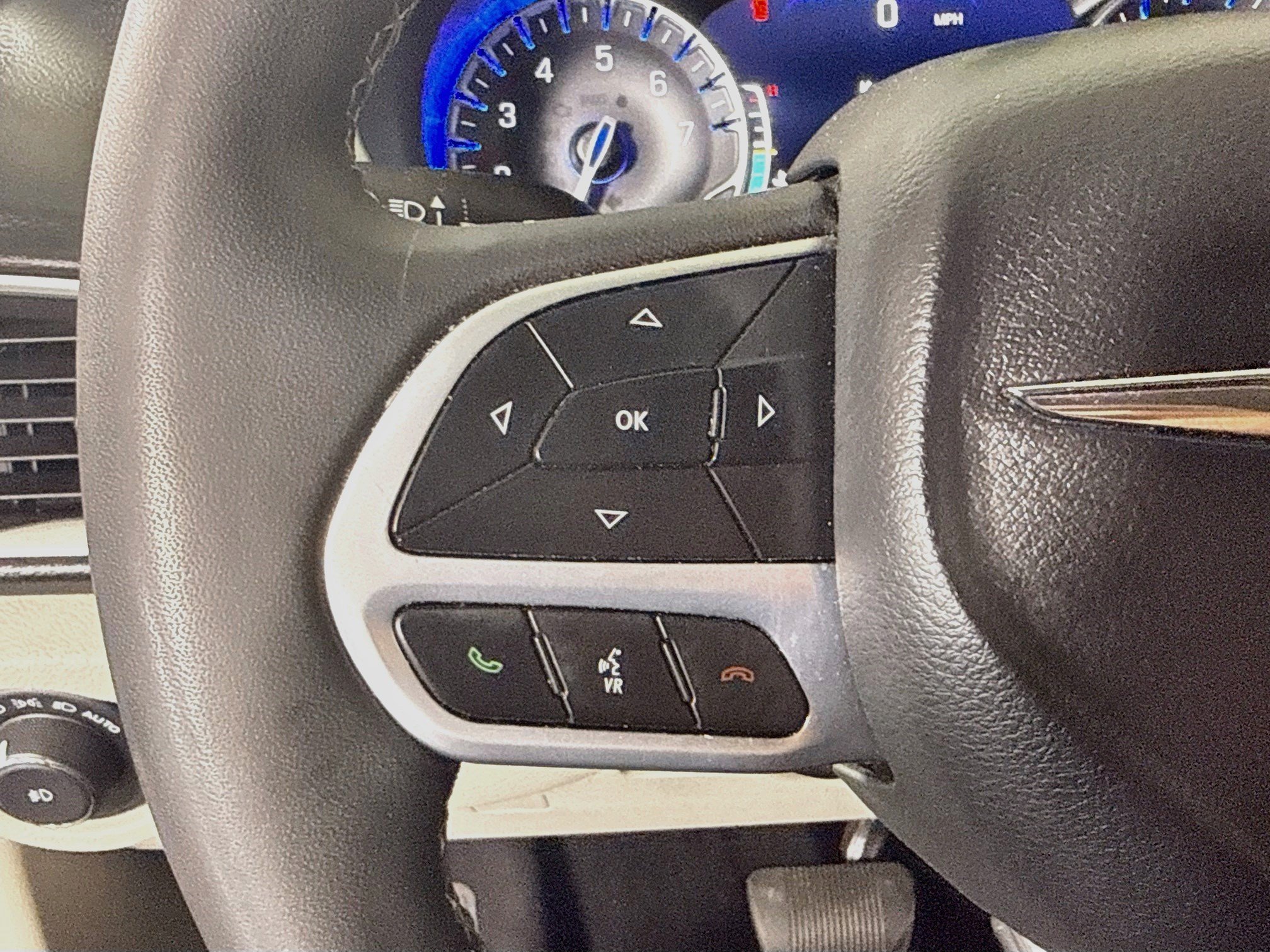 Used 2023 Chrysler Pacifica Touring-L FWD image 14
