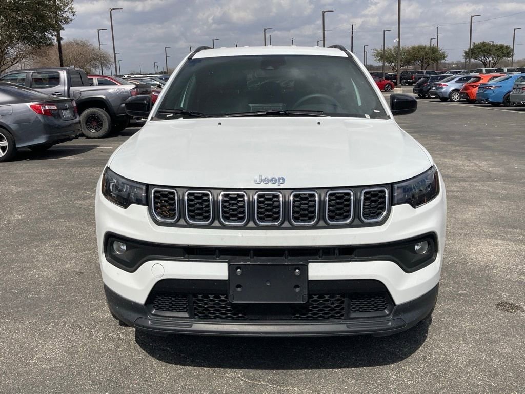 Used 2025 Jeep Compass Latitude image 2