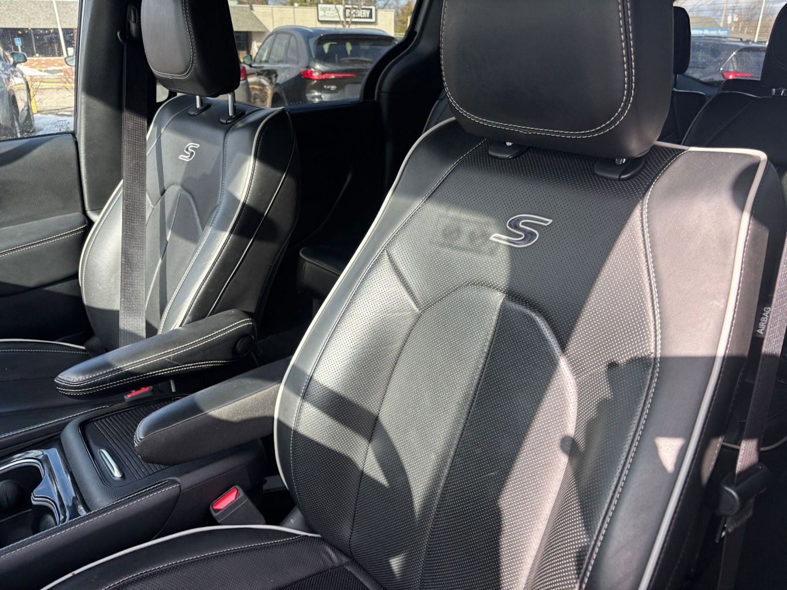 Used 2025 Chrysler Pacifica Limited image 38