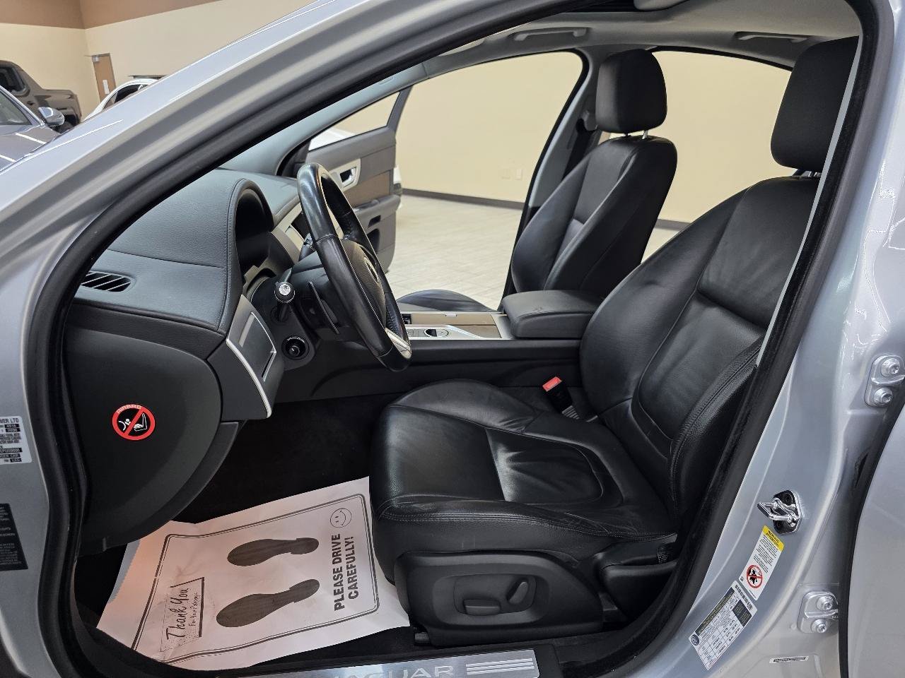Used 2014 Jaguar XF RWD image 17