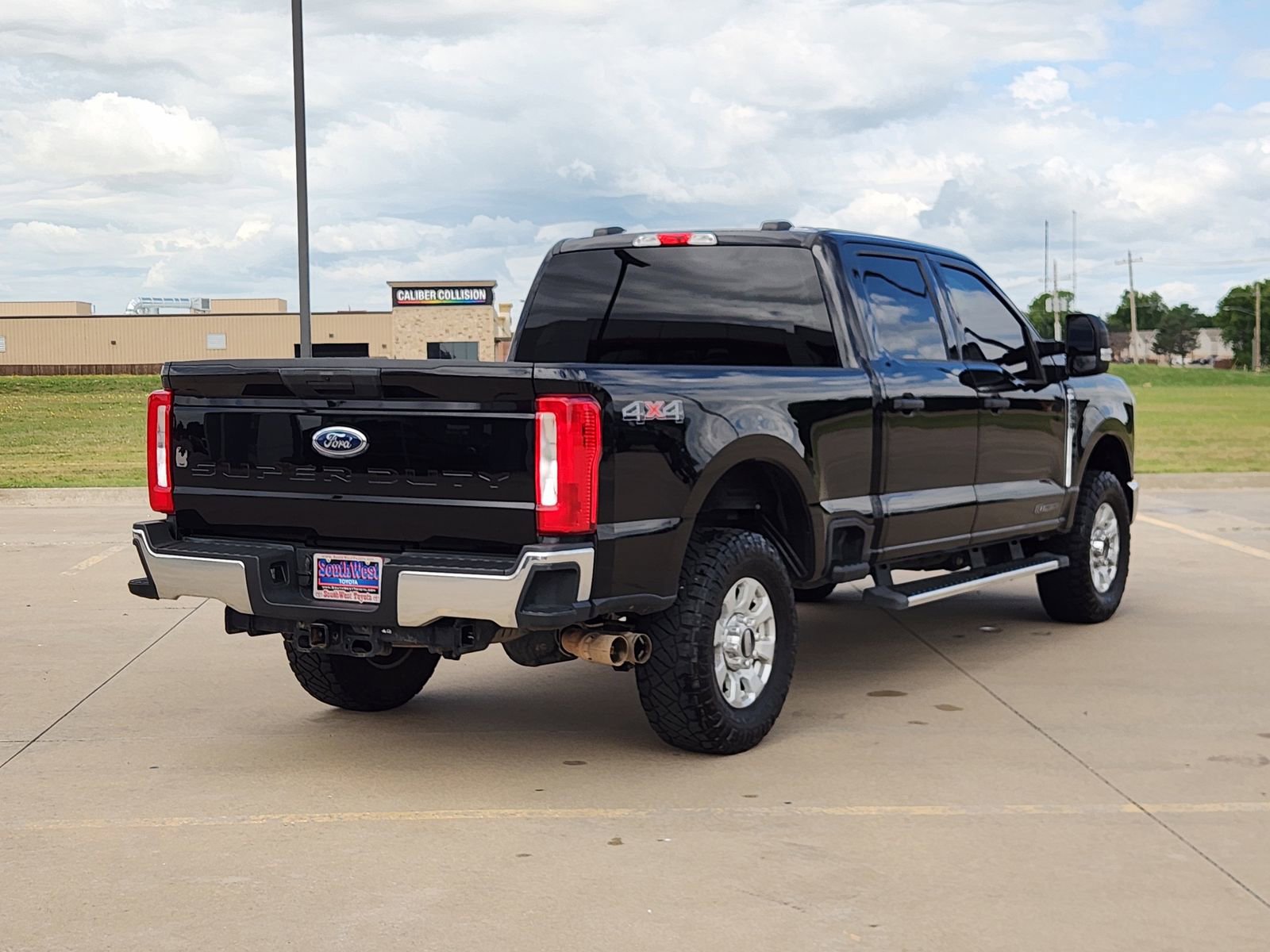Used 2023 Ford F250 XLT AWD/4WD image 5