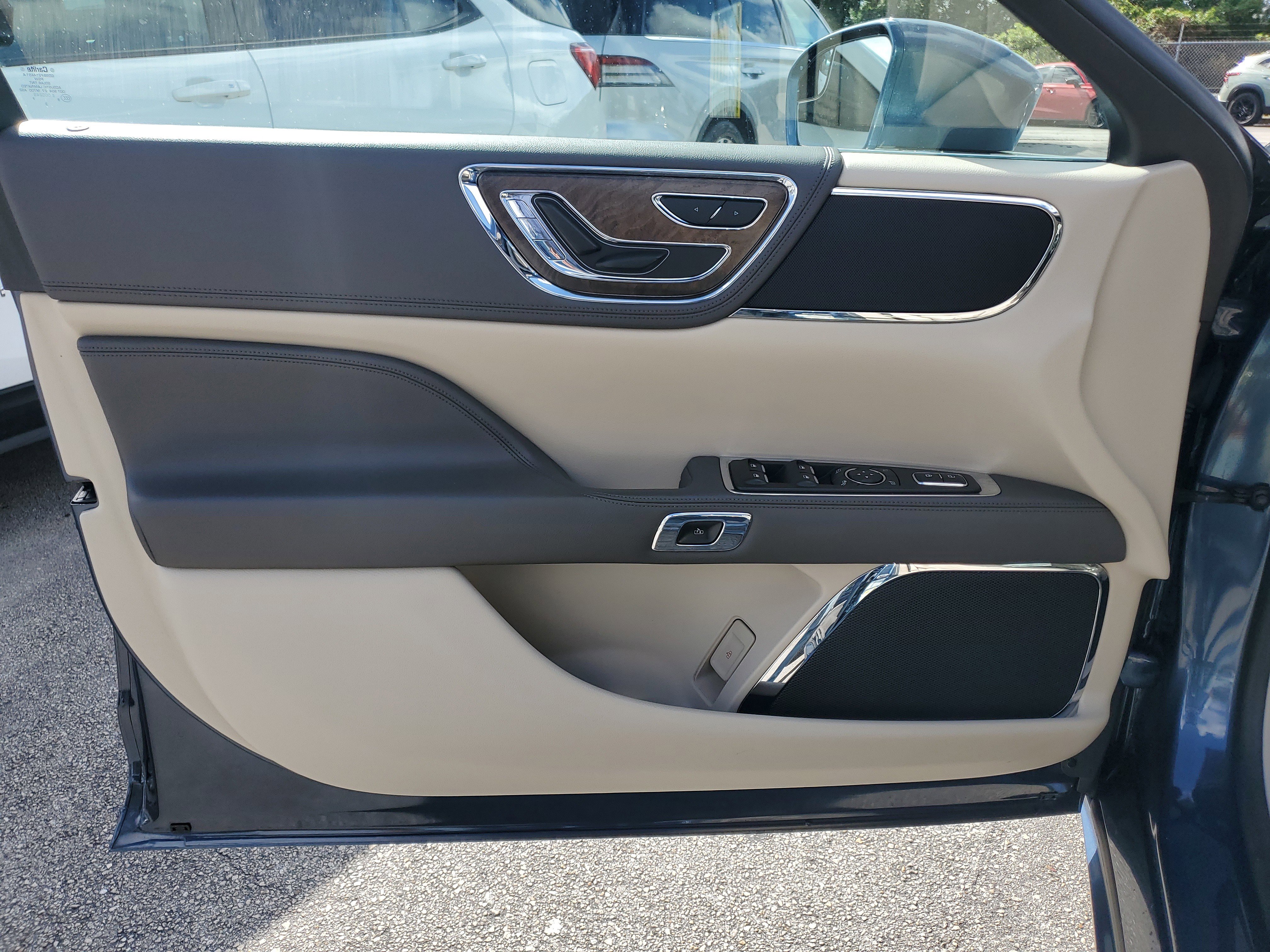 Used 2018 Lincoln Continental Premiere image 13