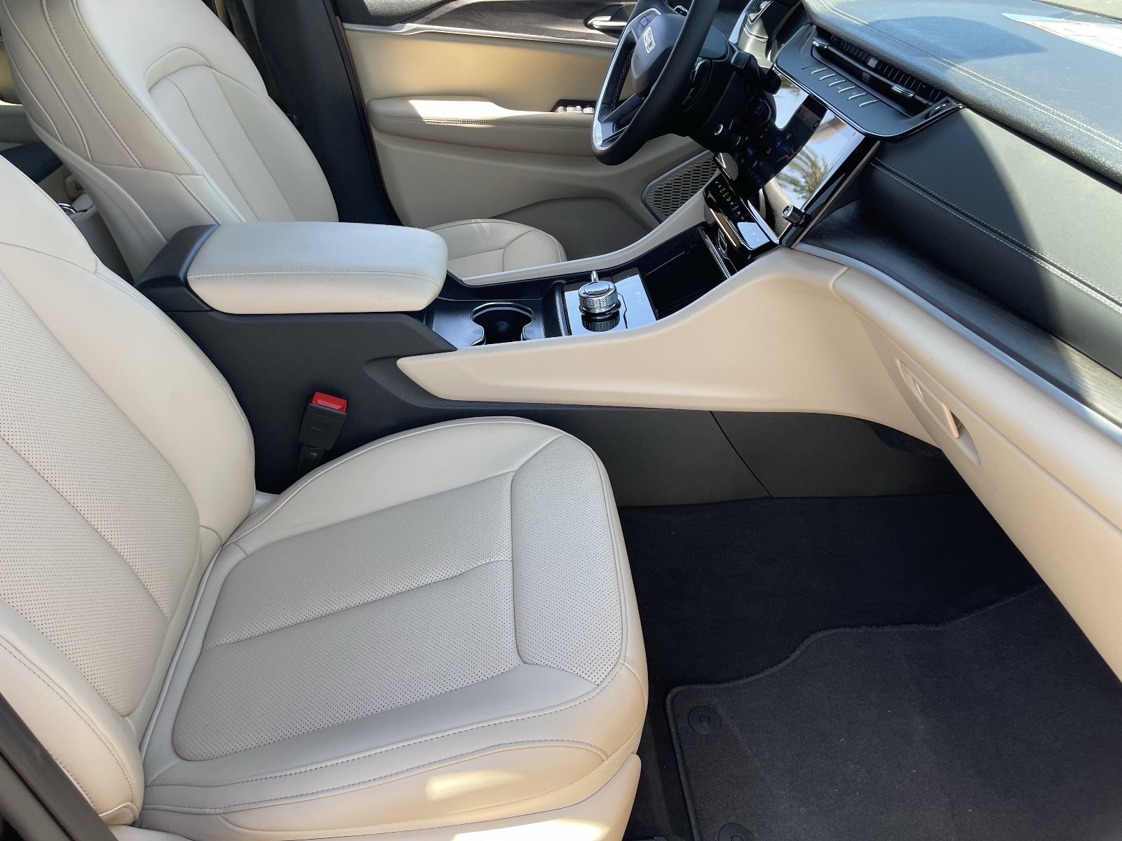 New 2026 Jeep Grand Cherokee Limited w/ Luxury Tech Group II AWD/4WD image 9