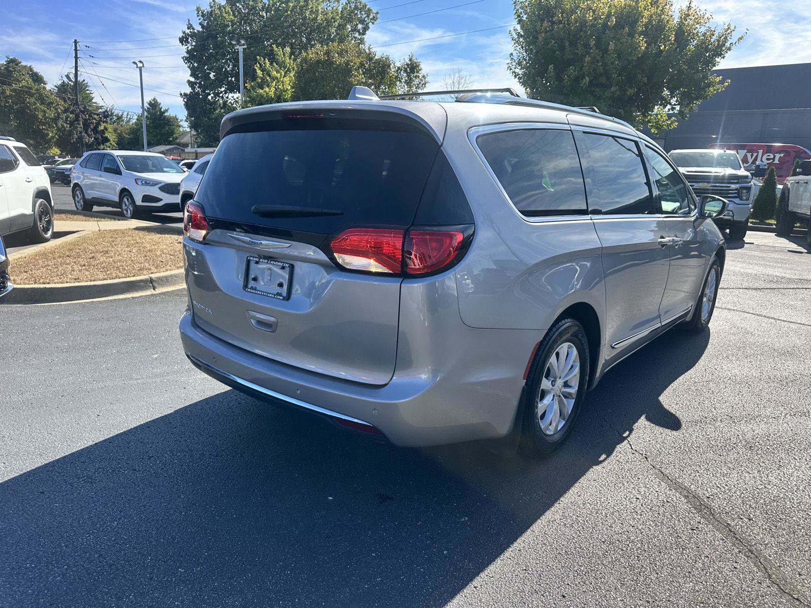 Used 2018 Chrysler Pacifica Touring-L FWD image 5