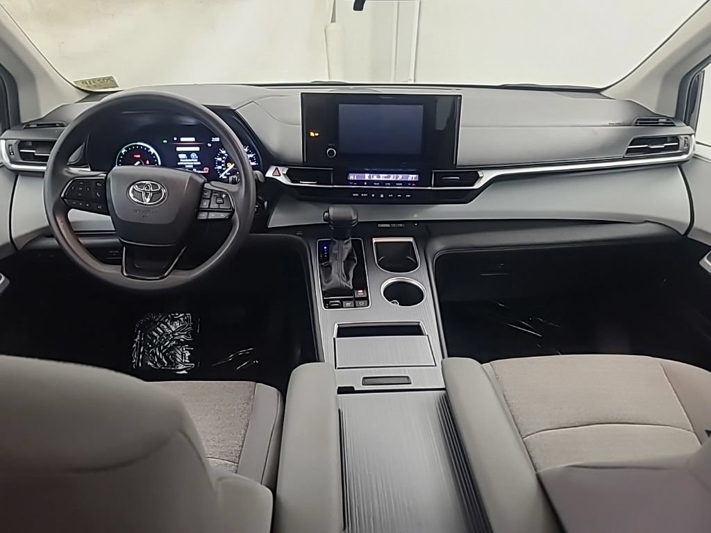 Used 2025 Toyota Sienna LE FWD image 24