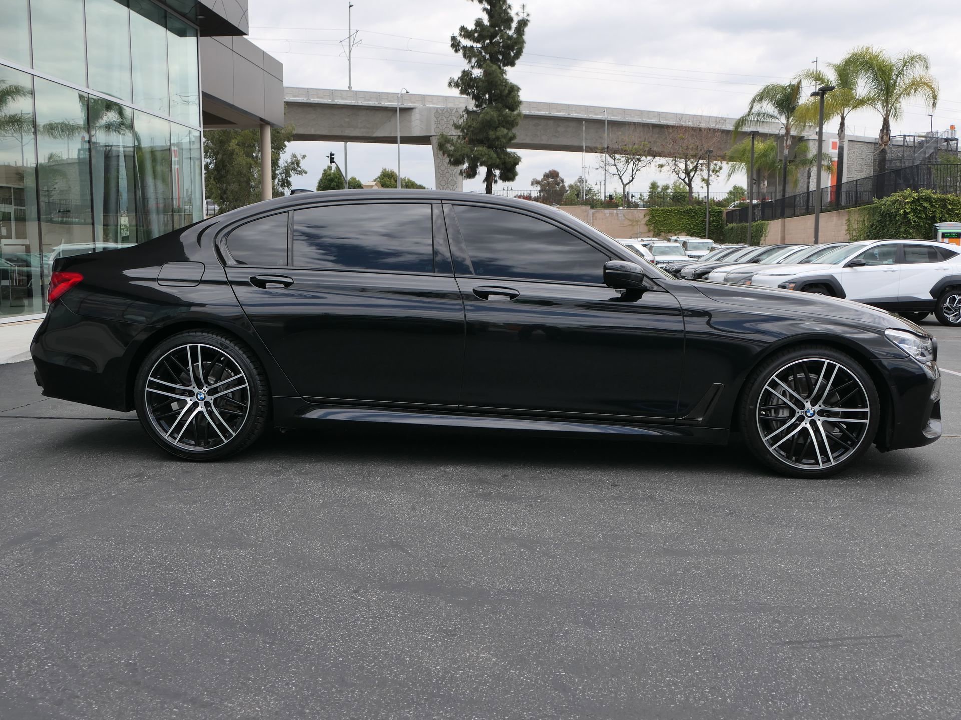 Used 2019 BMW 740i w/ M Sport Package RWD image 2