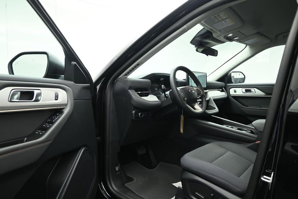 New 2026 Ford Explorer Active RWD image 8