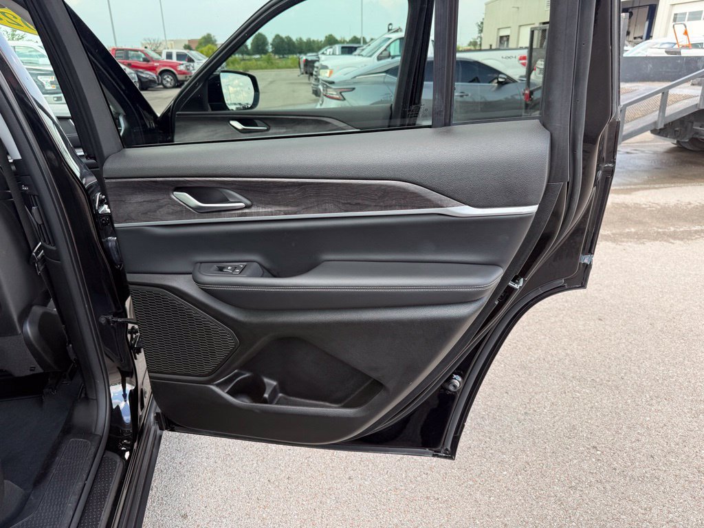 Used 2023 Jeep Grand Cherokee L Limited AWD/4WD image 23