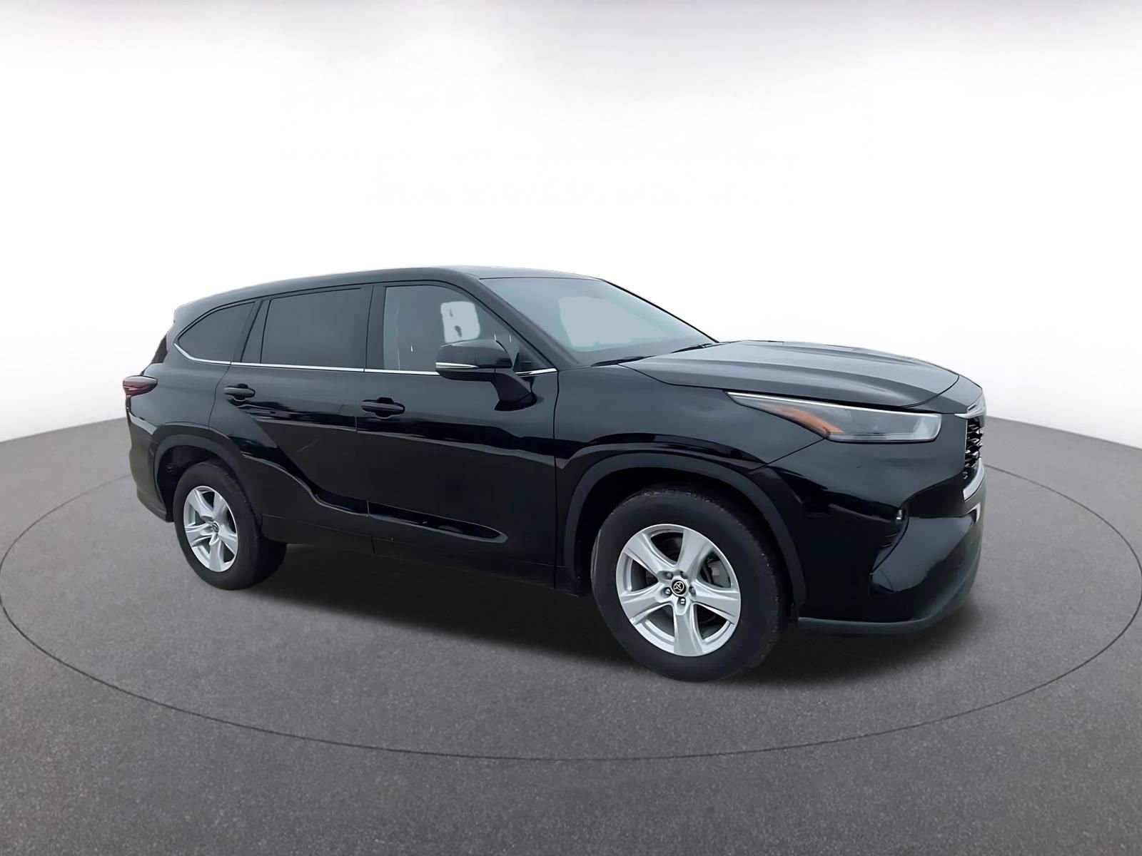 Used 2025 Toyota Highlander LE video 2