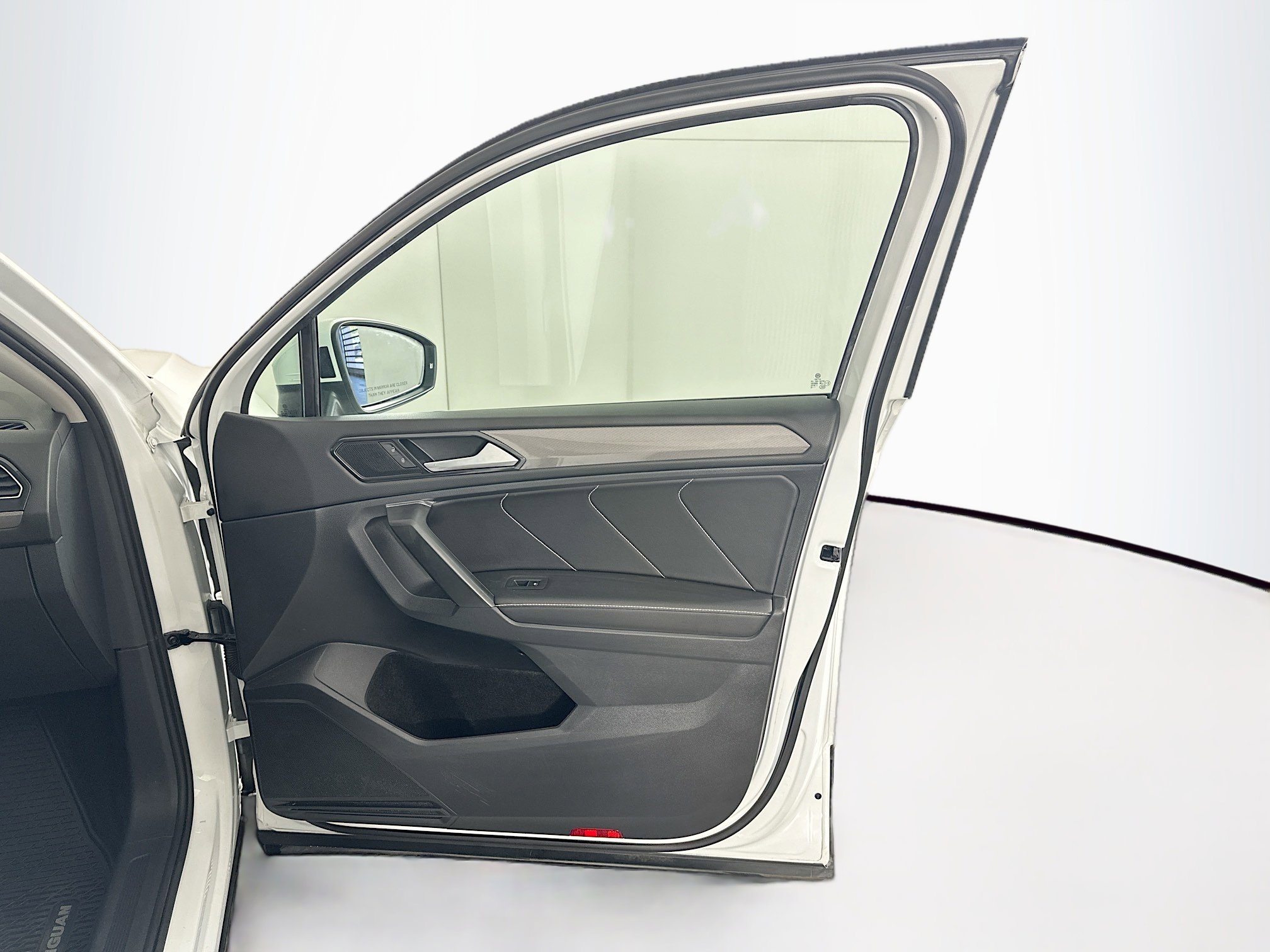 Used 2022 Volkswagen Tiguan SE w/ Panoramic Sunroof Package FWD image 34