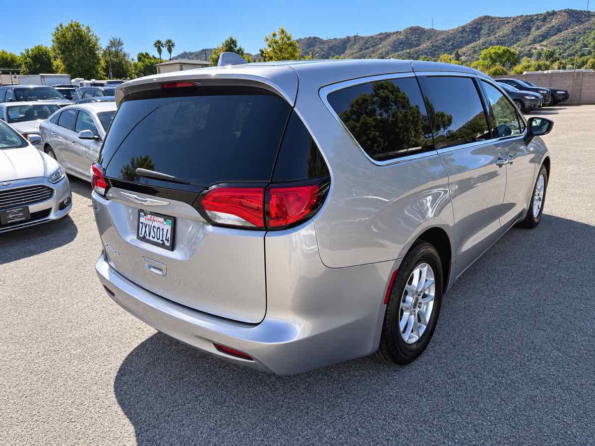 Used 2017 Chrysler Pacifica LX FWD image 5