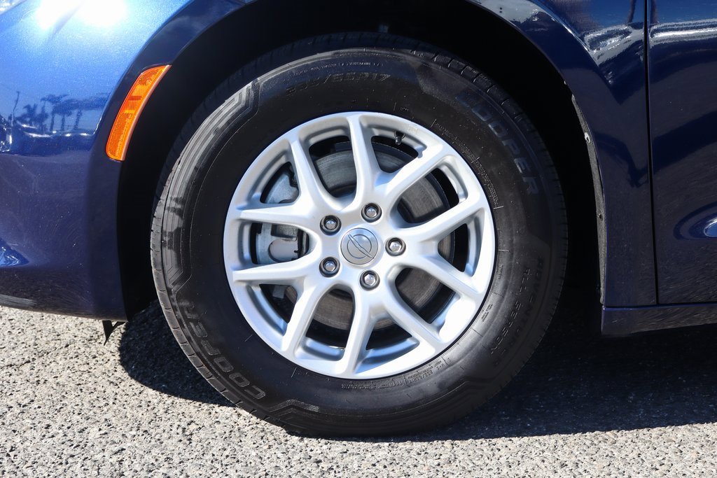 Used 2019 Chrysler Pacifica Touring image 41