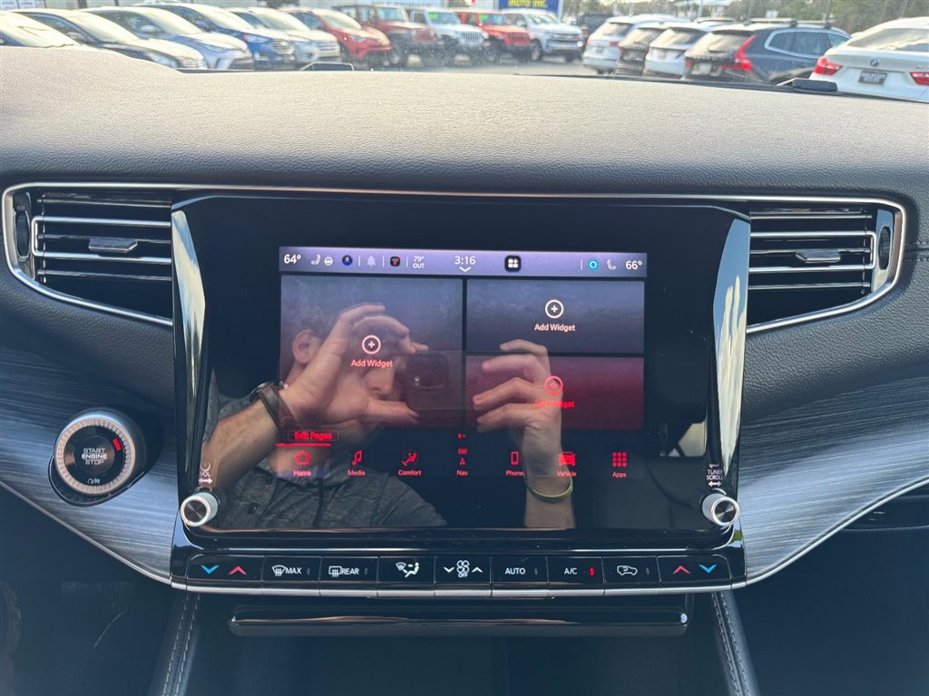 Used 2024 Jeep Wagoneer L Series II w/ Flexible Seating Group image 15