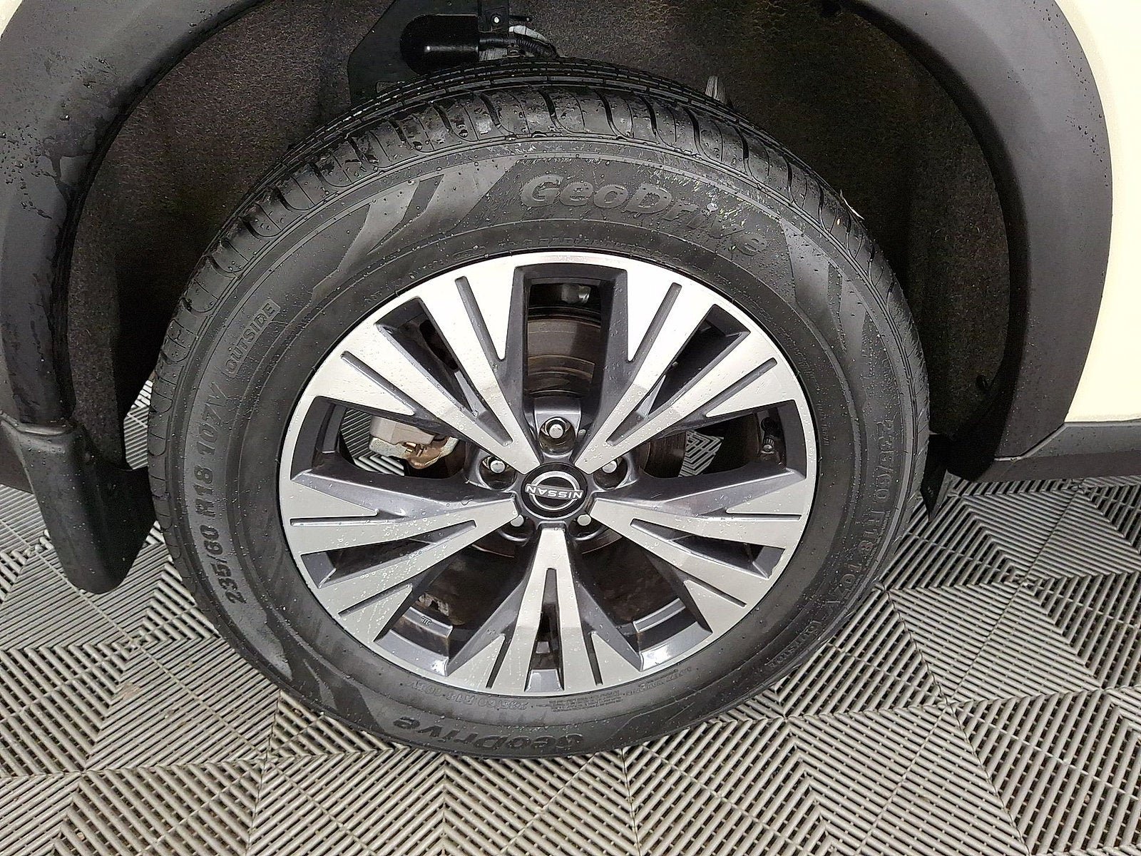 Used 2023 Nissan Rogue SV AWD/4WD image 18