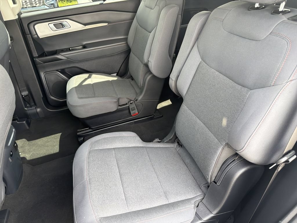 Used 2025 Ford Explorer Active RWD image 14