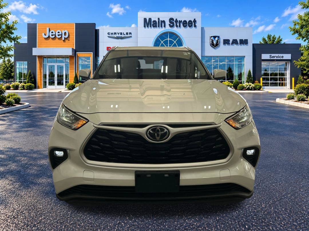 Used 2022 Toyota Highlander XLE AWD/4WD image 8
