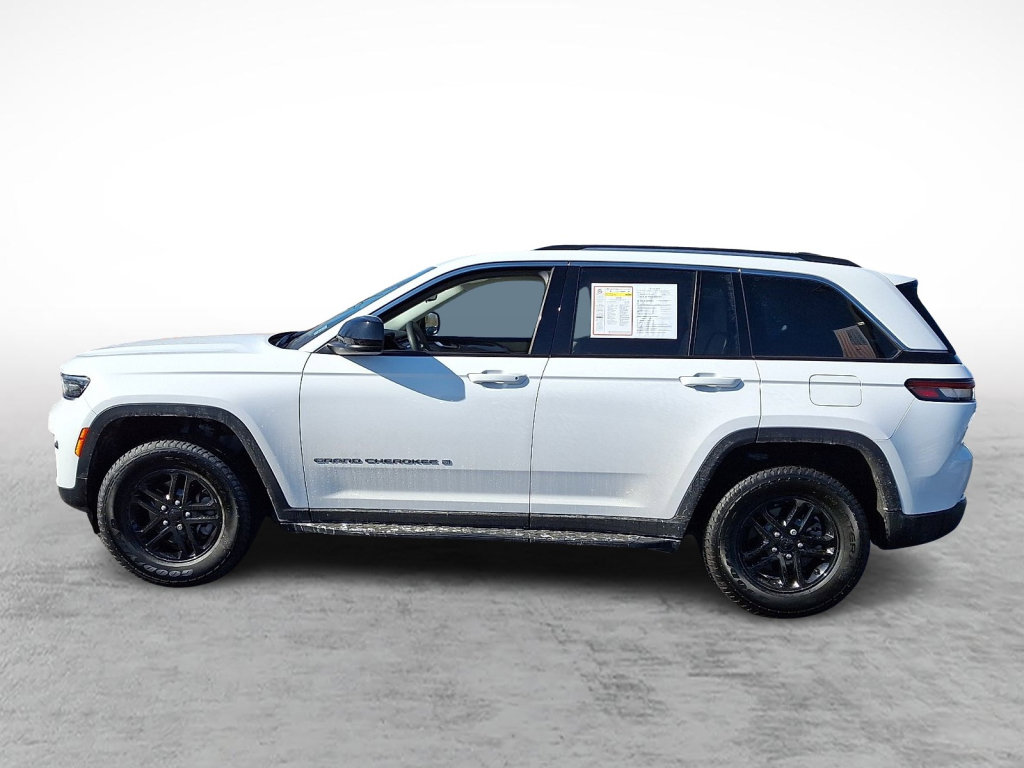 Certified 2023 Jeep Grand Cherokee Laredo image 2
