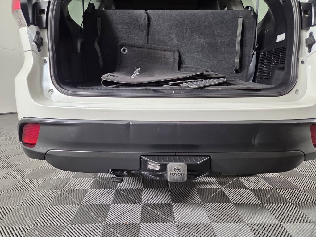 Used 2019 Toyota Highlander SE image 25