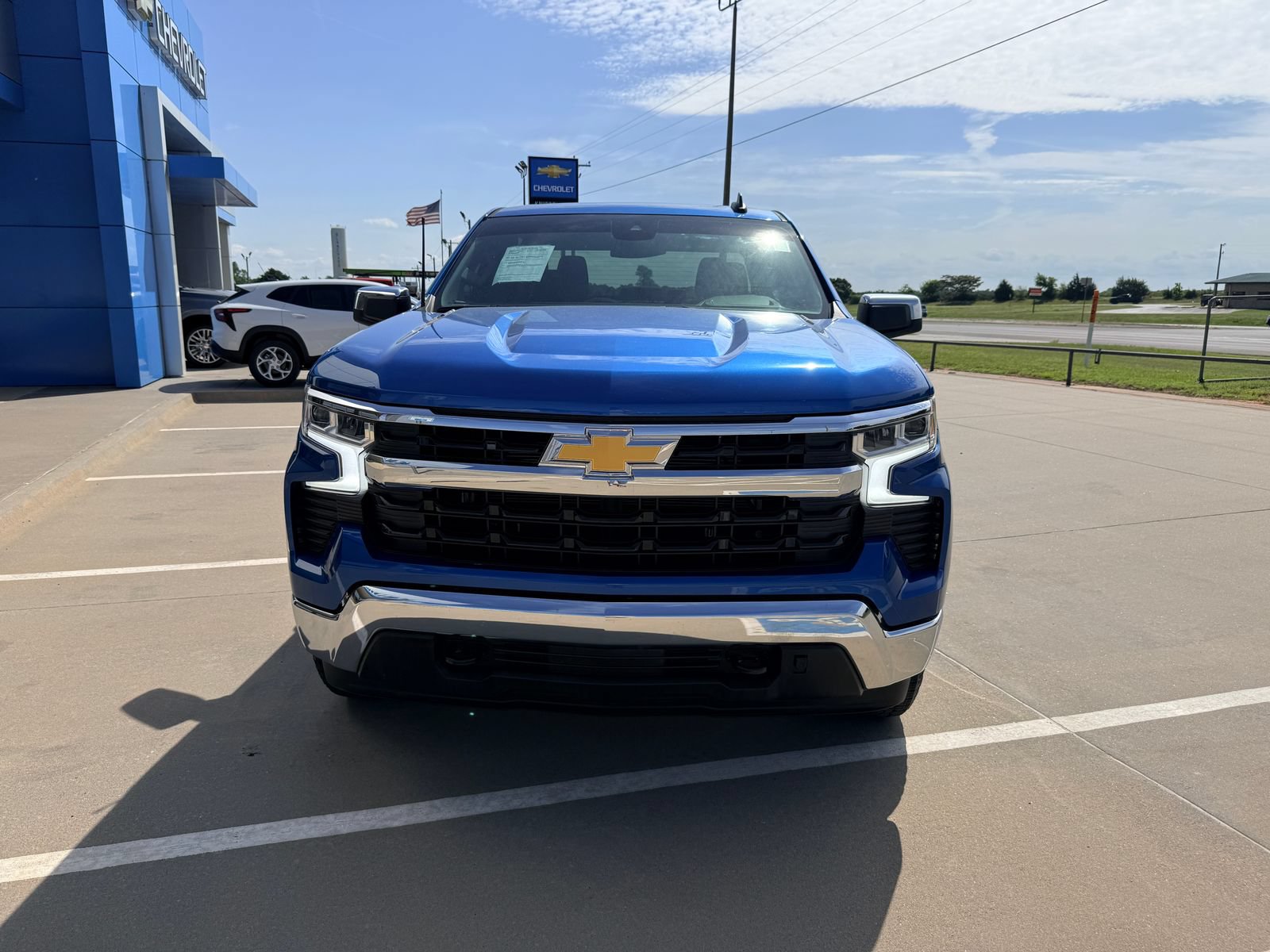 Used 2023 Chevrolet Silverado 1500 LT AWD/4WD image 3