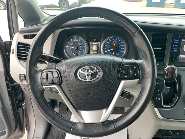 Used 2017 Toyota Sienna XLE FWD image 25