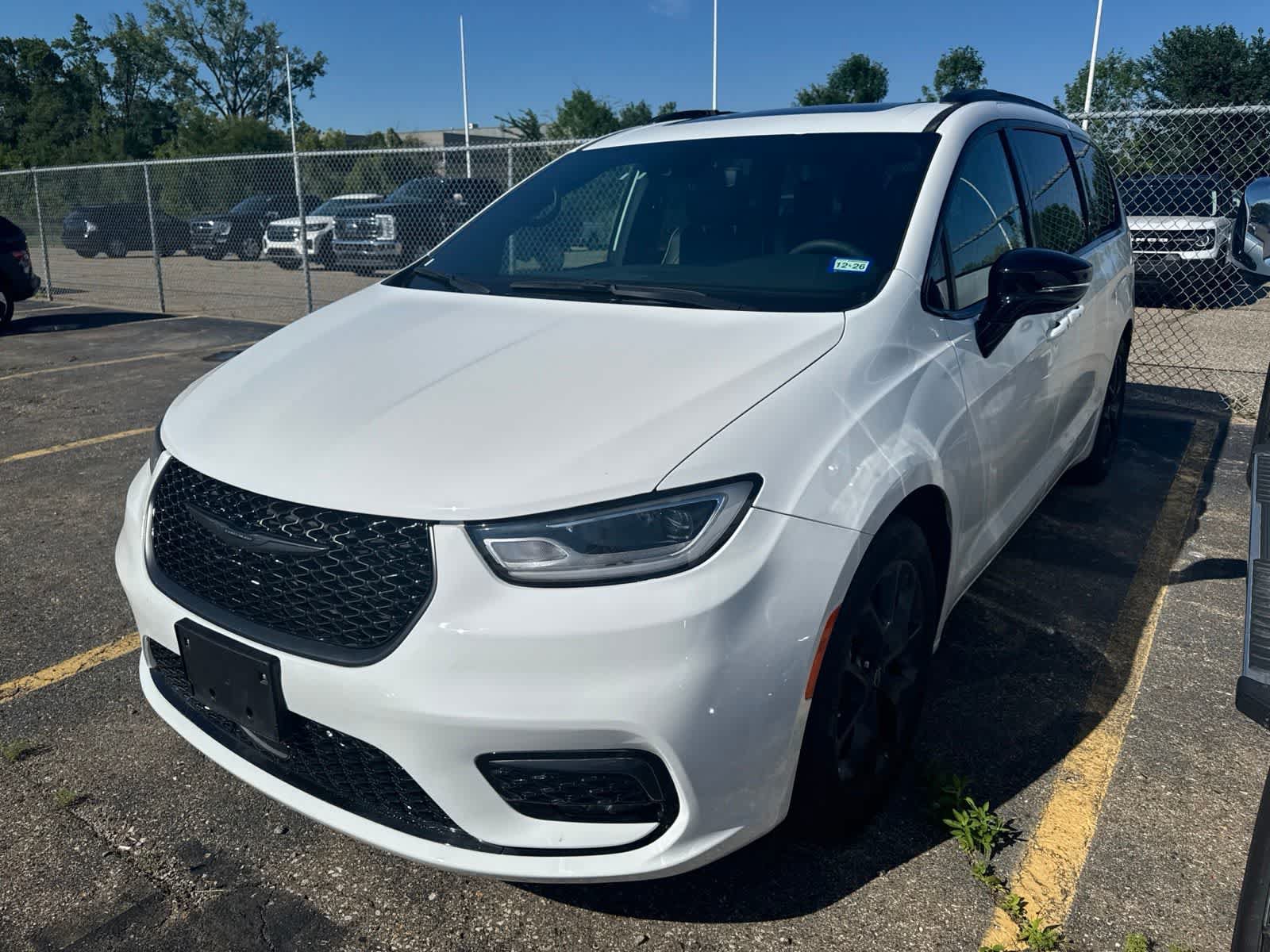 Used 2025 Chrysler Pacifica Limited FWD image 17