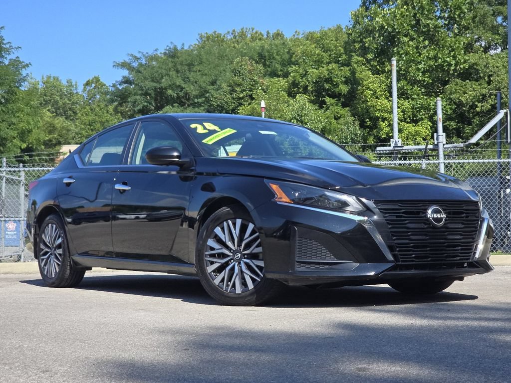 Used 2024 Nissan Altima 2.5 SV w/ SV Premium Package FWD image 2