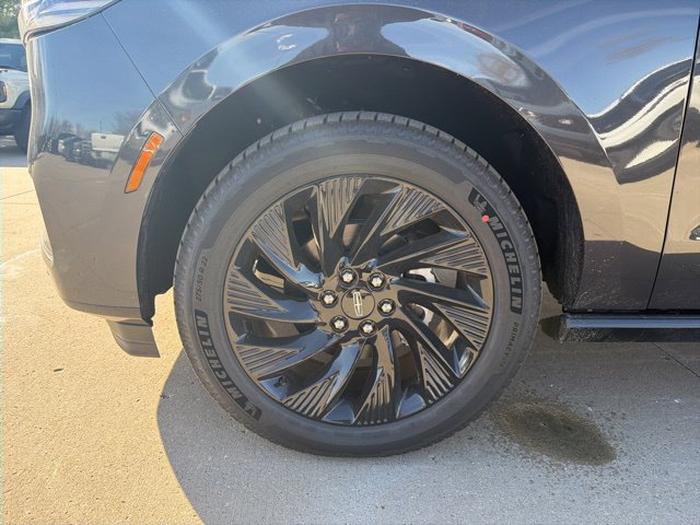 New 2026 Lincoln Navigator Reserve w/ Jet Appearance Package AWD/4WD image 13
