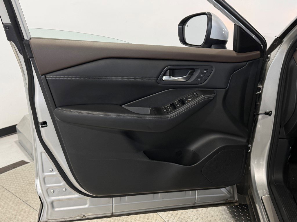 Used 2023 Nissan Rogue SL w/ SL Premium Package image 17