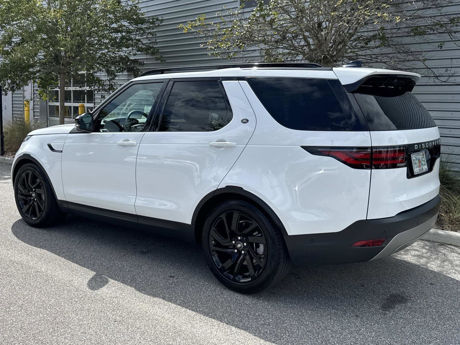 Certified 2025 Land Rover Discovery S image 2