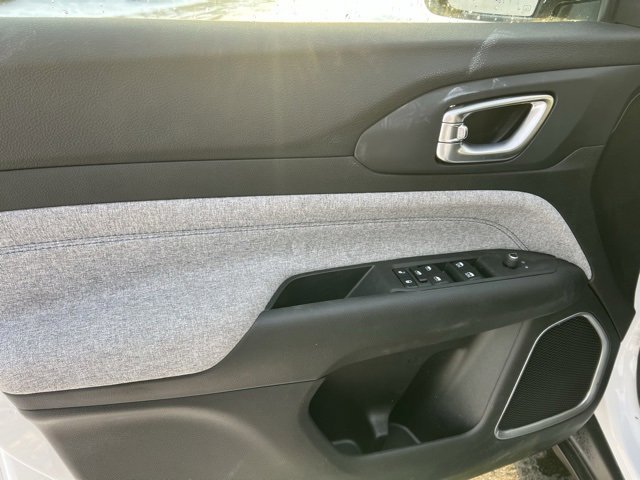 Used 2025 Jeep Compass Latitude image 24