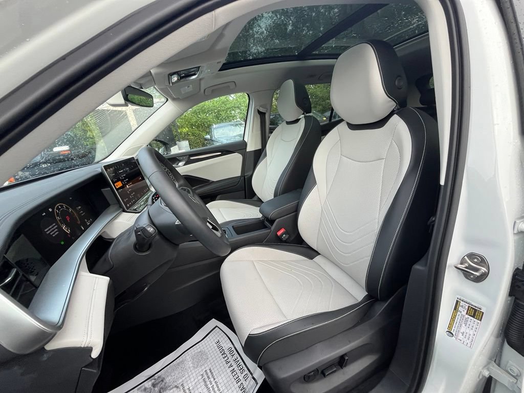 Certified 2025 Volkswagen Tiguan SE w/ Panoramic Sunroof Package AWD/4WD image 11